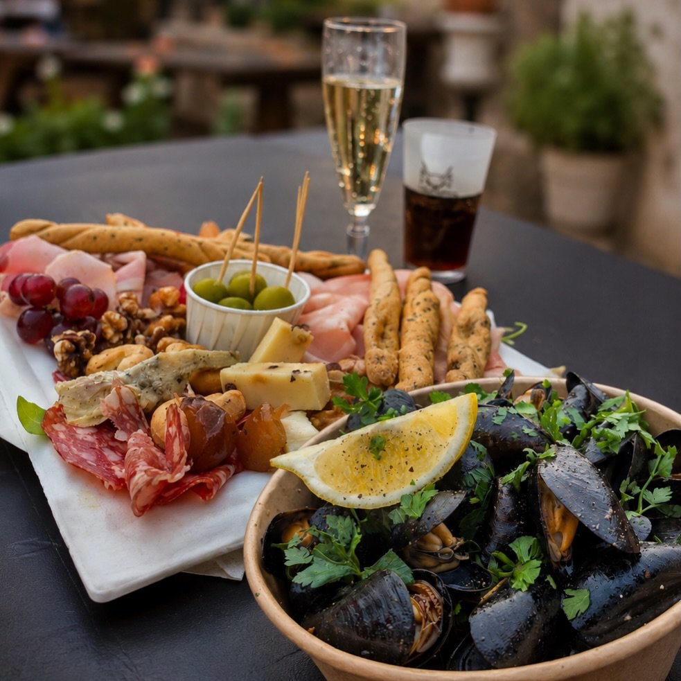 Table d'aperitivo avec spritz et planche