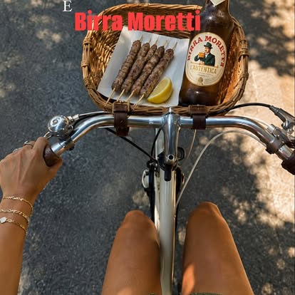 Guidon de vélo avec panier : grissini et bière italienne au soleil