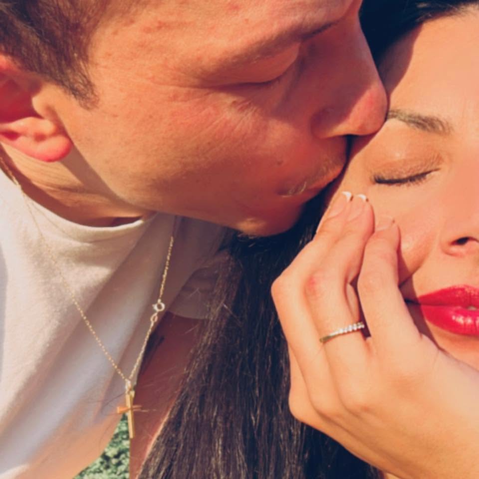 Tressy et son compagnon - un baiser sur le front, au soleil