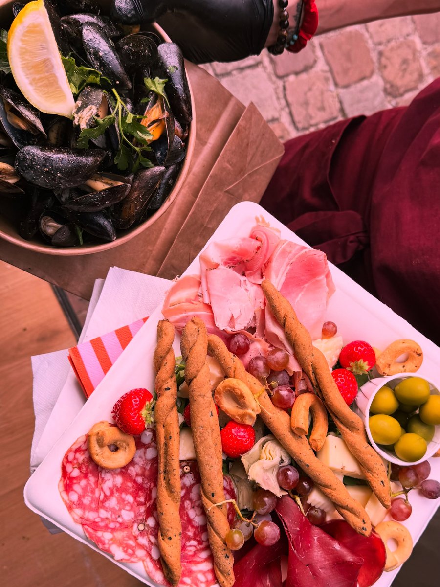 Bol de moules et grande planche apéritive aux fraises, olives et grissini, vus du dessus