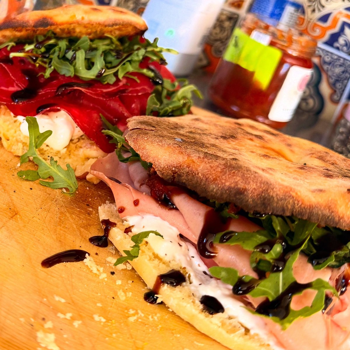Pucce à la bresaola et à la mortadella, filet de crème de balsamique