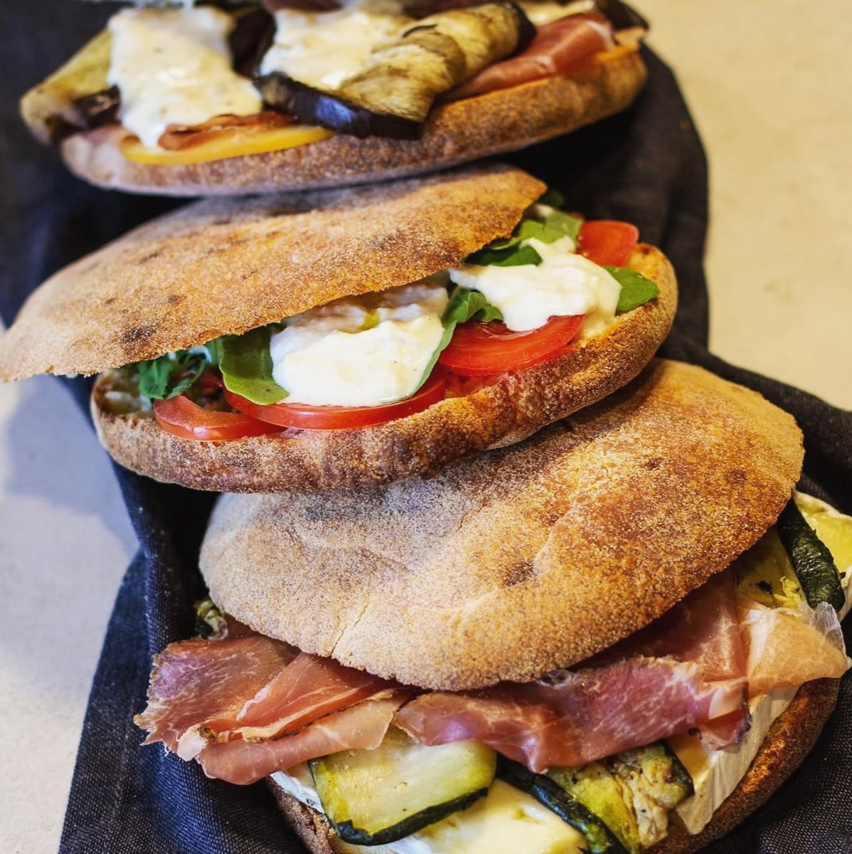 Trois pucce généreuses : aubergines, caprese à la burrata, jambon cru et courgettes